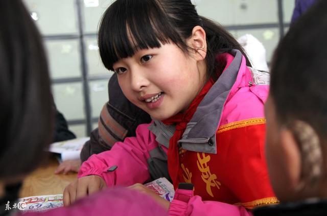 老太太收养聋哑女孩,被儿赶出家门,知道女孩身世后,儿女争着养