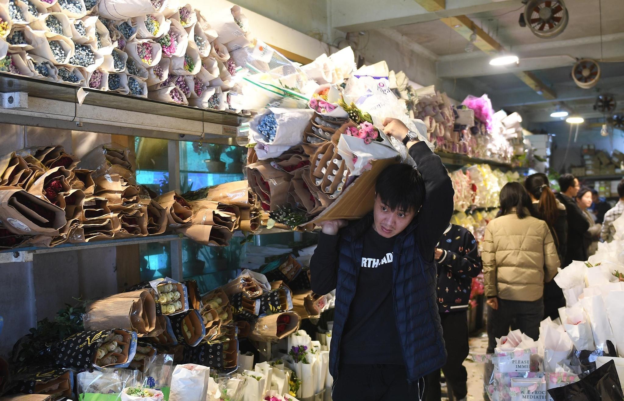 2019年3月7日，一位工作人员在搬运鲜花。“三八”国际妇女节来临之际，浙江杭州鲜花热销。 