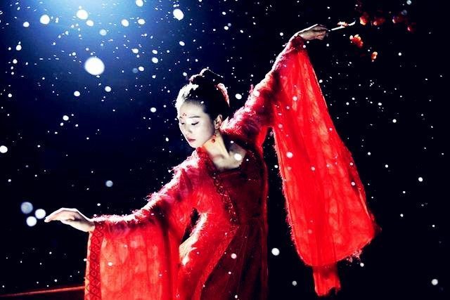 同样一袭红色古装,手拿一只红色腊梅在雪地中惊艳起舞,想必很多人都曾
