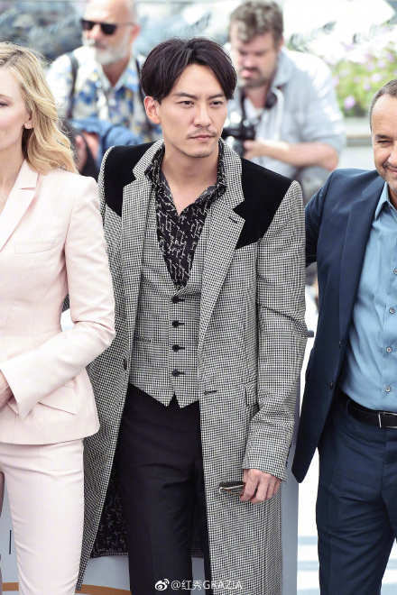 戛纳红毯范冰冰秀天鹅颈李宇春100分!