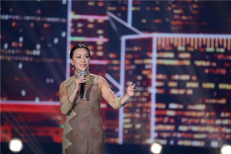 刘嘉玲张艺兴齐聚央视跨年联排 全程礼貌敬业圈粉