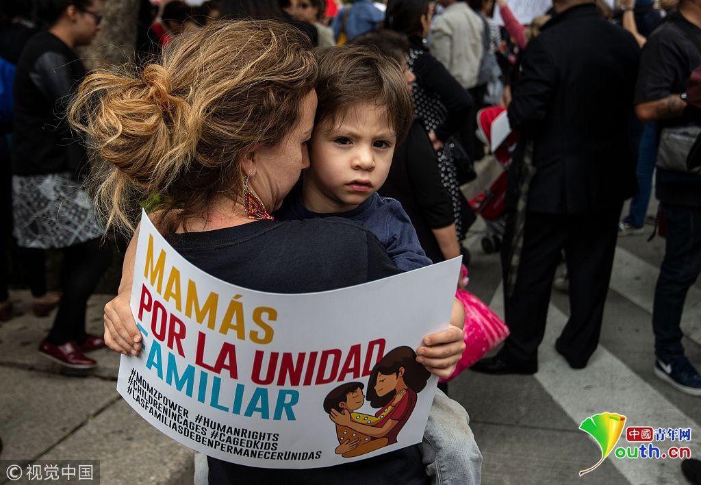 女子挺孕肚抗议美移民政策 墨西哥民众美使馆
