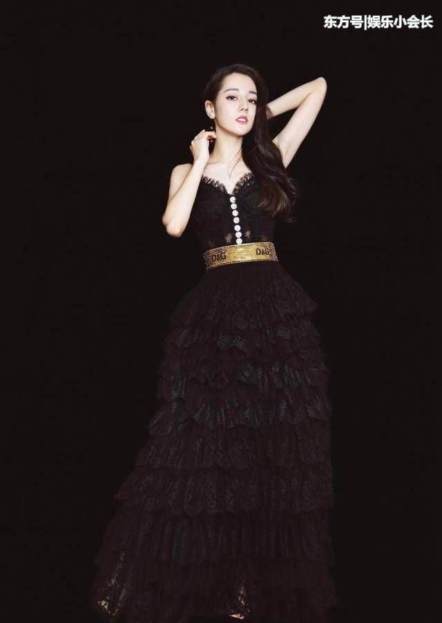 杨幂穿着抹胸裙已够撩人了,看到热巴才知道杨