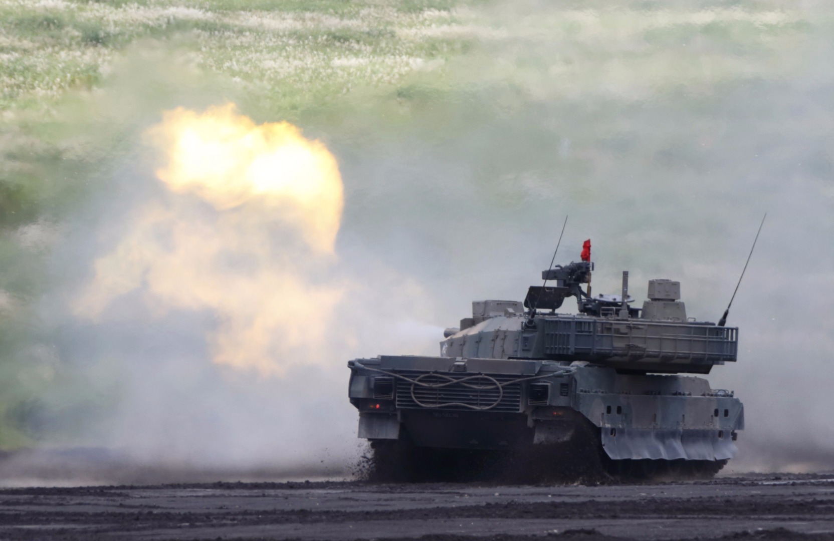 当地时间2016年8月25日，日本御殿场市(Gotemba)，日本陆上自卫队在富士山附近的Higashifuji军事训练基地进行军事演习。