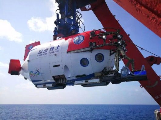 "深海勇士"号是我国继"蛟龙"号之后的第二台深海载人潜水器