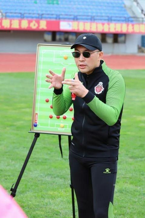 延边北国的老板金学建踢球还不过瘾,战绩不佳