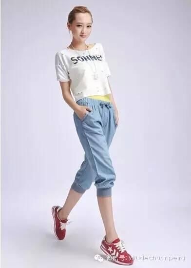 牛仔裤怎么搭配上衣?牛仔裤配什么鞋好看?牛