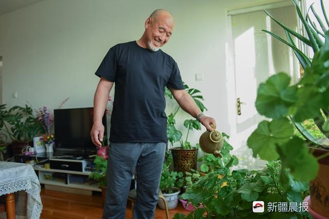 他爱花像爱小孩 儿子:小时候见花绕着走生怕碰着