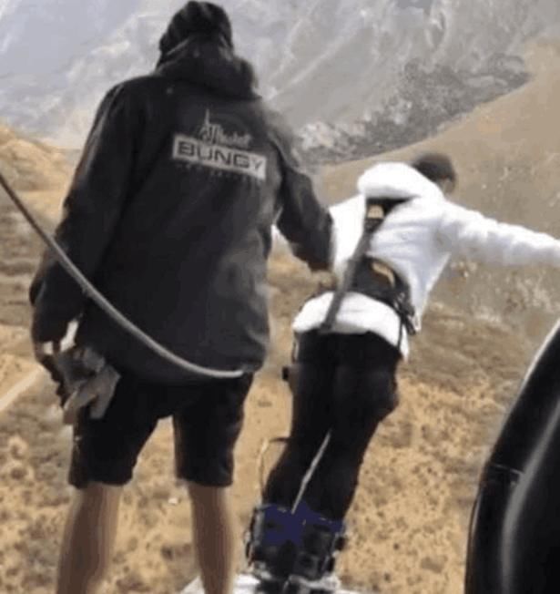 女子蹦极忘系安全绳, 800米高空跳下, 众人察觉