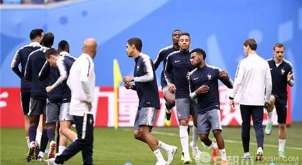 内马尔霸凌姆巴佩 巴西国脚内马尔霸陵法国巨