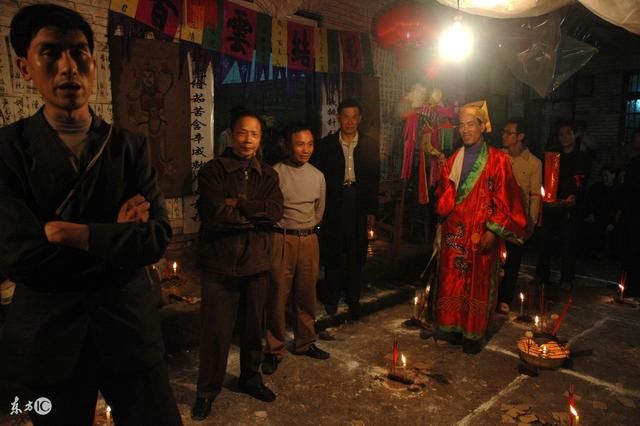 老人本来阳寿已尽,却因门口挂的红绳拦住了勾