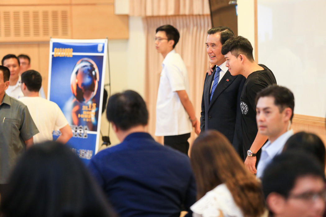 蔡英文声望暴跌 马英九人气回转想合影得排长队