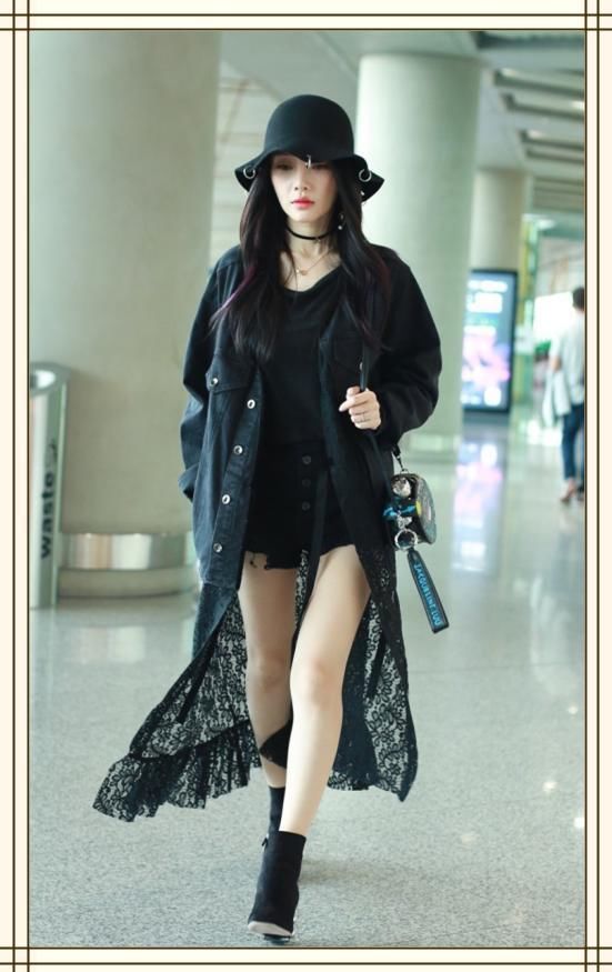 李小璐挑战杨幂穿超短裤,一个似超模,一个却秒