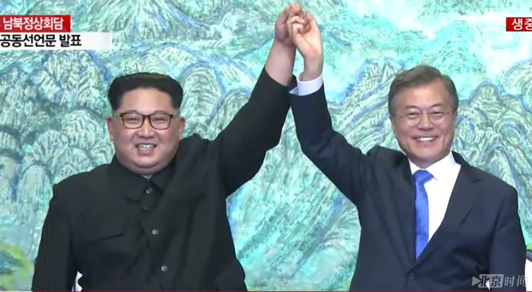 金正恩和文在寅在联合声明公布后互相拥抱，文在寅将于今年秋季访问平壤。