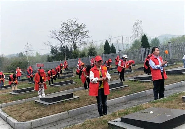 湖北赤壁社会团体联合组织羊楼洞烈士陵园扫墓