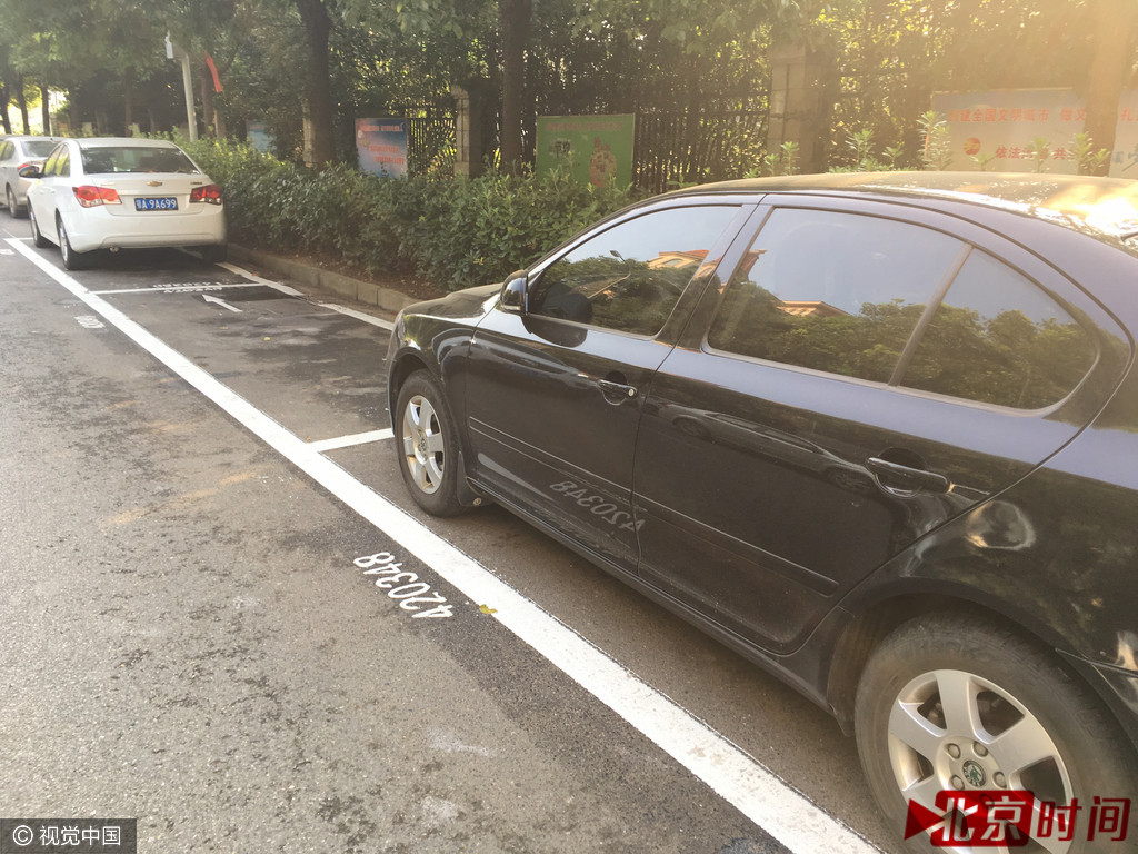 武汉路边停车位重新划线 各车位都有了证件号
