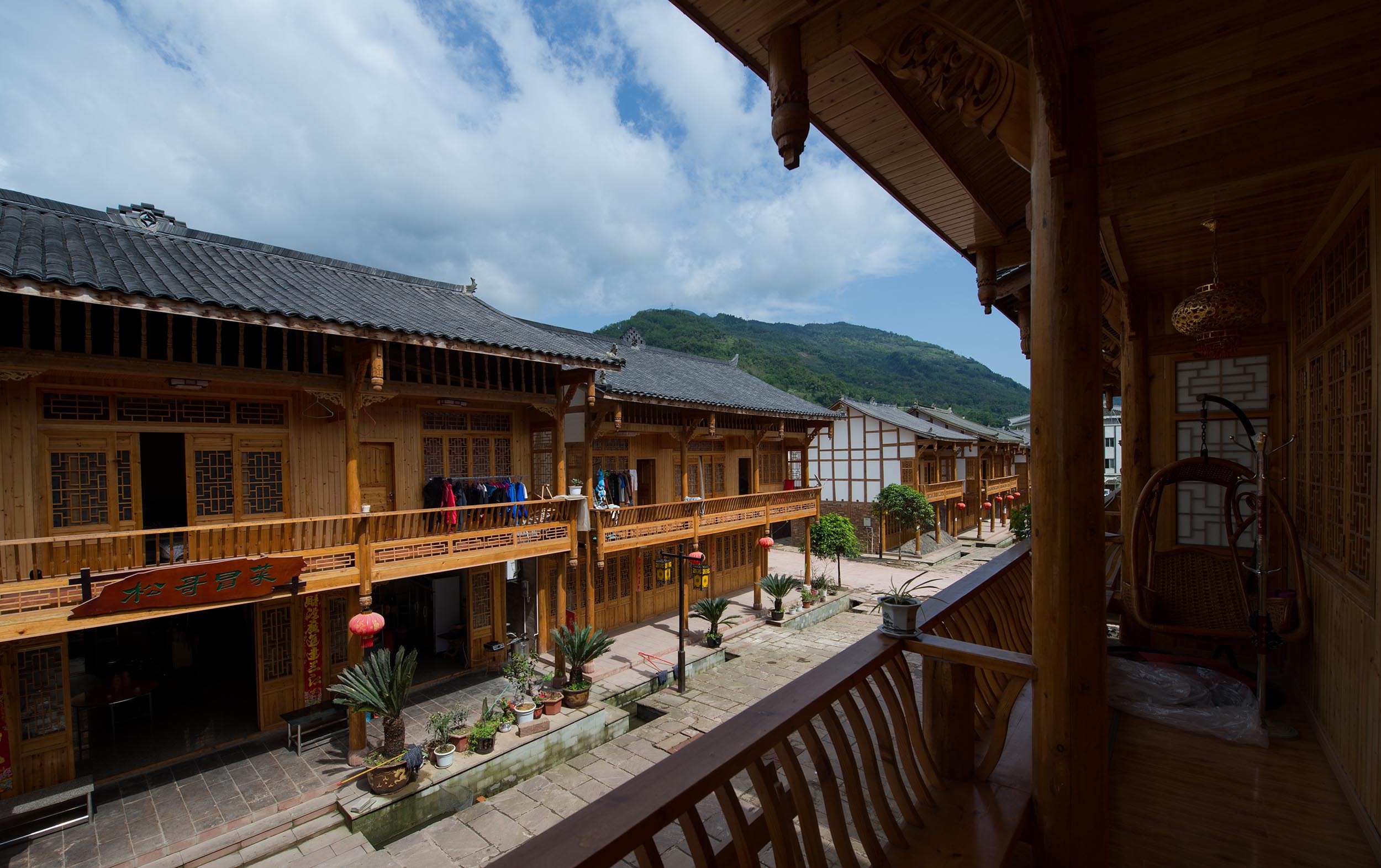 这是芦山县飞仙关镇一角（4月17日摄）。灾新华社记者 江宏景 摄

芦山地震后，四川省雅安市坚持“美丽雅安、生态强市”的发展定位，有序推进国家生态文化旅游融合发展试验区建设，打造了三条百公里百万亩特色产业经济走廊，创建龙门古镇和飞仙关镇两个“4A”景区，化“绿水青山”为“金山银山”，促进生态优势向经济效益有效转化。此外，雅安市还依托重建新村，大力发展观光农业、农事体验、乡村旅游等新业态，一批灾后重建新村走上了产村相融、农旅结合的发展新路子。截至2015年底，全市旅游综合收入达到152.33亿元，比2012年增长了91.2%。