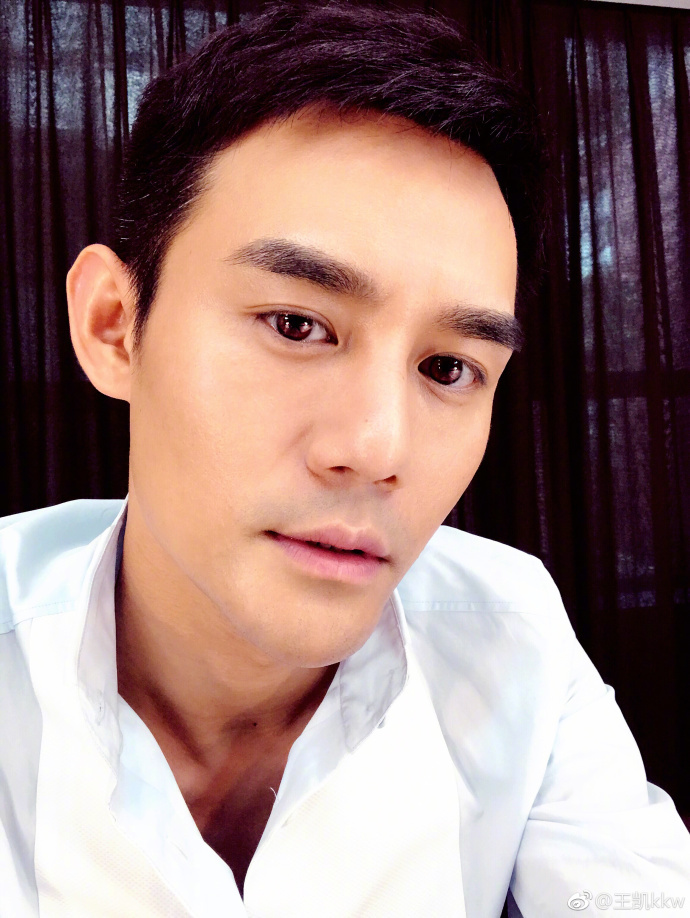 满分脸!王凯穿白衬衫自拍帅气 网友:带美瞳了