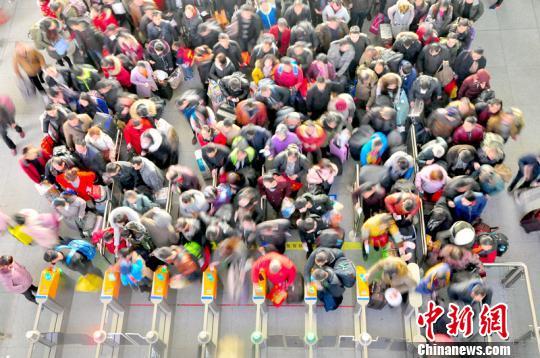 铁路部门温情护航春运 铁路部门温情护航春运