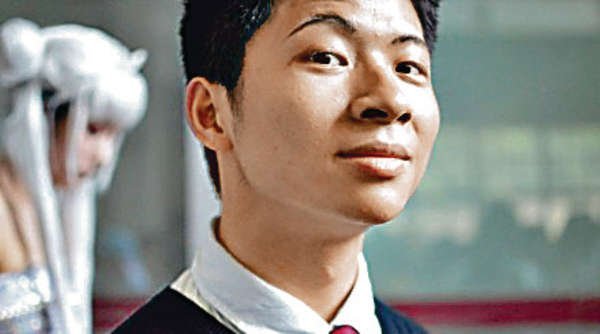 而朗诵视频红了之后，他也曾遭受过网络暴力：许多网民指责他只求朗诵技巧，只为追逐奖项，却没分析诗歌内容。现在，他是香港浸会大学学生。