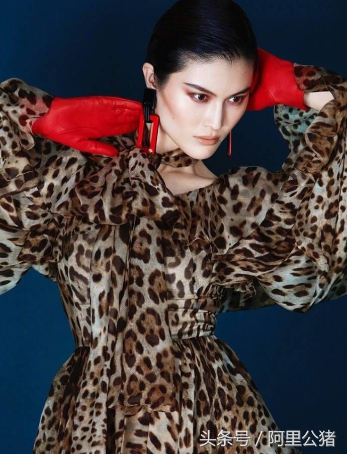 何穗比基尼搭配黑丝袜,大长腿霸气热火