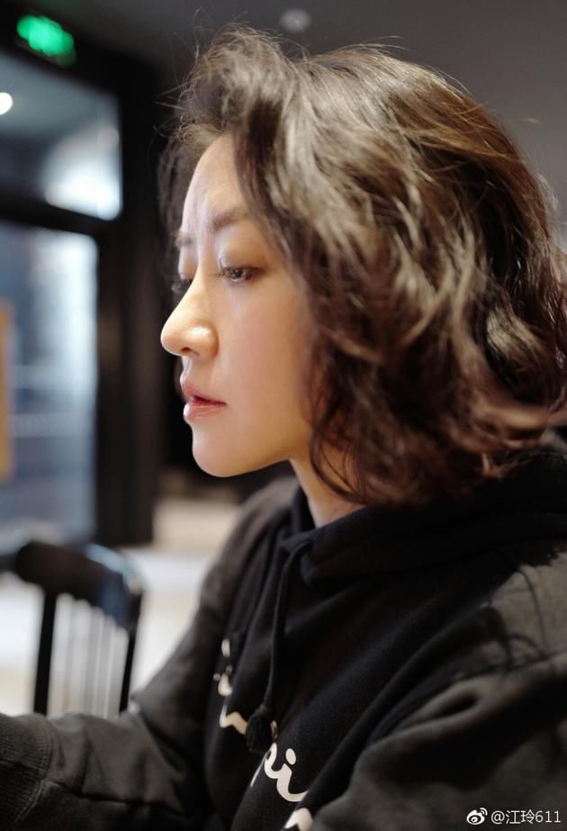 李佳上瑜伽课被误认为刚生孩子 自侃是"胖子"-北京时间