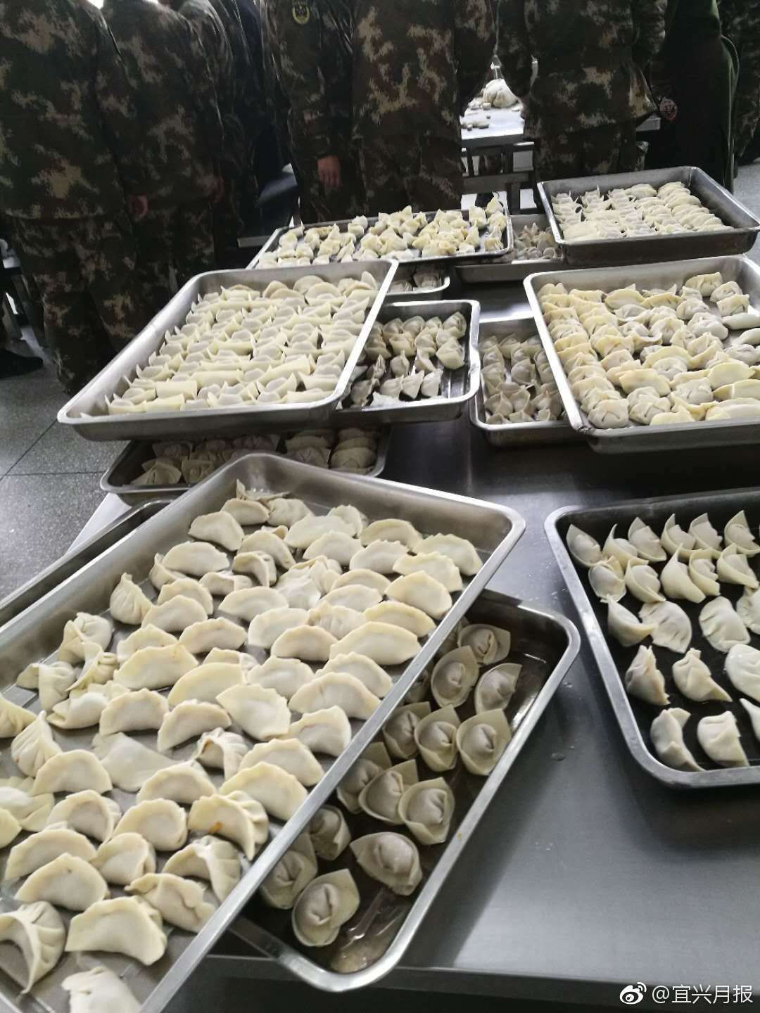 兵妈妈在大寒日到部队包饺子,超暖心 战士都乐
