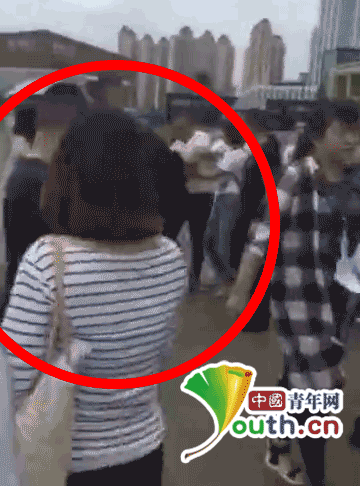 武汉一女记者采访时遭多名不明身份男子围殴 多处受伤