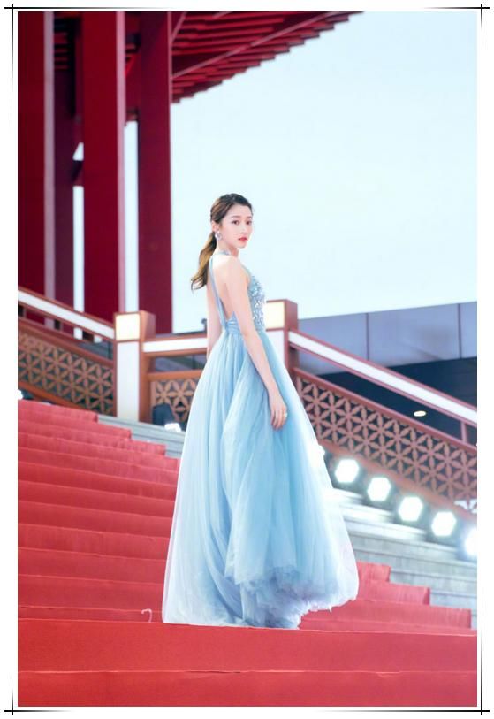 关晓彤机场斑点衫配热裤美成一片天,网友:越来