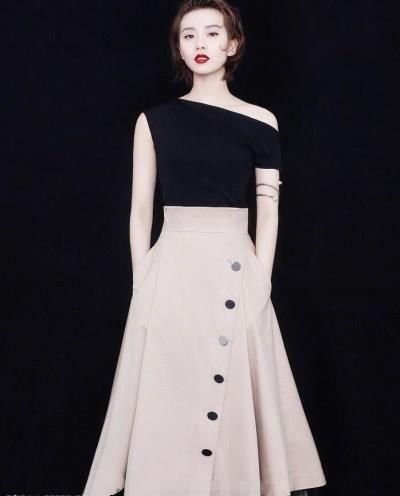 刘诗诗刘雯同穿高领毛衣,一个配百褶裙,一个搭