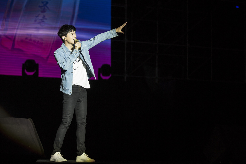 [张杰][新闻]170818 张杰活力造型亮相南通 一改商演标配歌单粉丝大呼