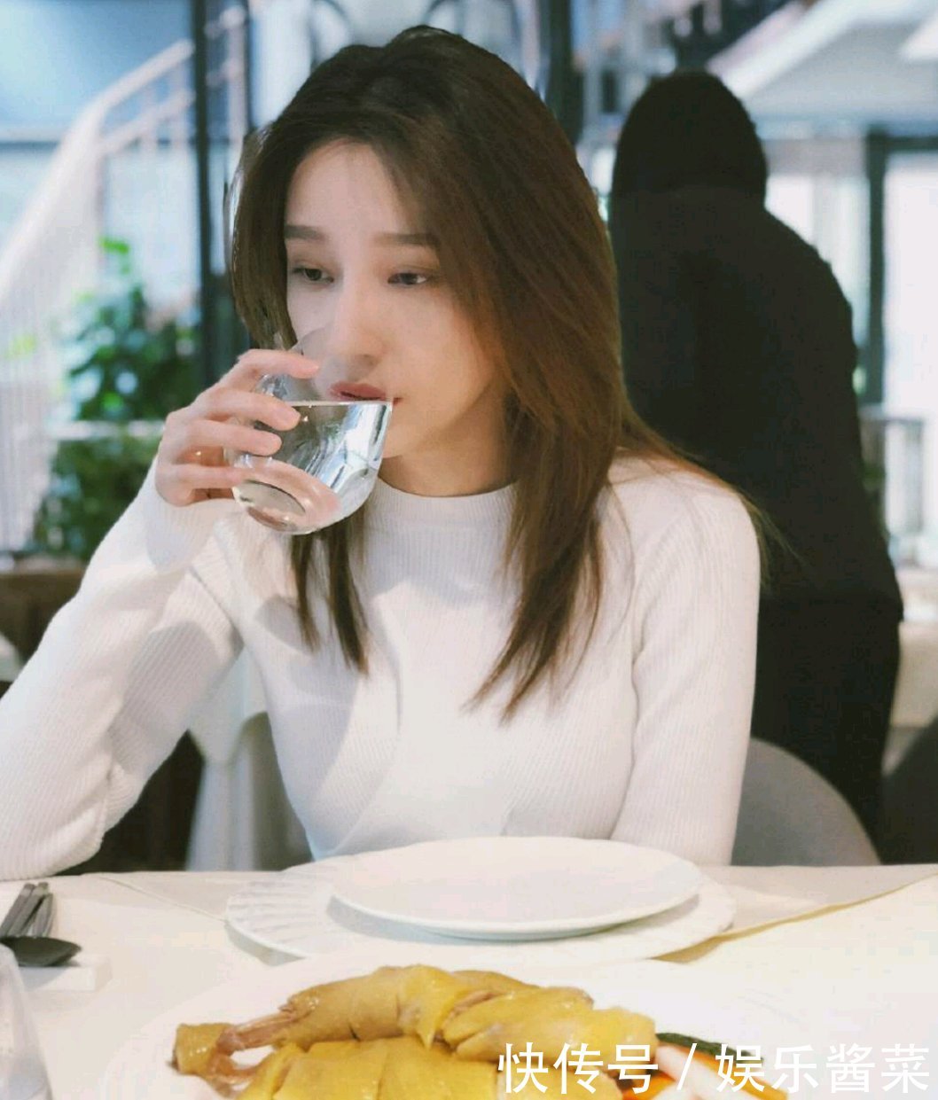 解说世界杯足球的女主持人火了简直是美爆了