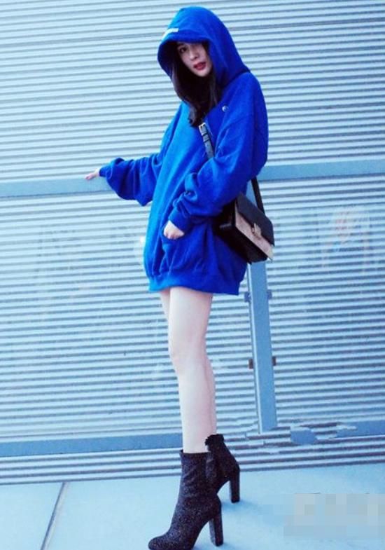 杨幂私服卫衣已经穿上身了 春季搭配赶紧学起