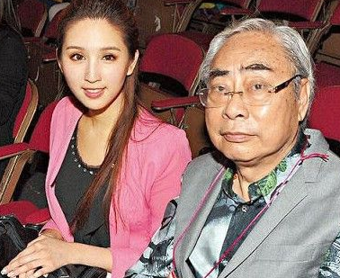 何傲儿林建名被杂志报道指由09年起开始交往，跟做得她爷爷的“大名娱乐”老板名交往甚密，两人不时私下约会，而且“大名娱乐”每逢举行活动，都会见到傲儿踪影。图为两人早前一同看演唱会。