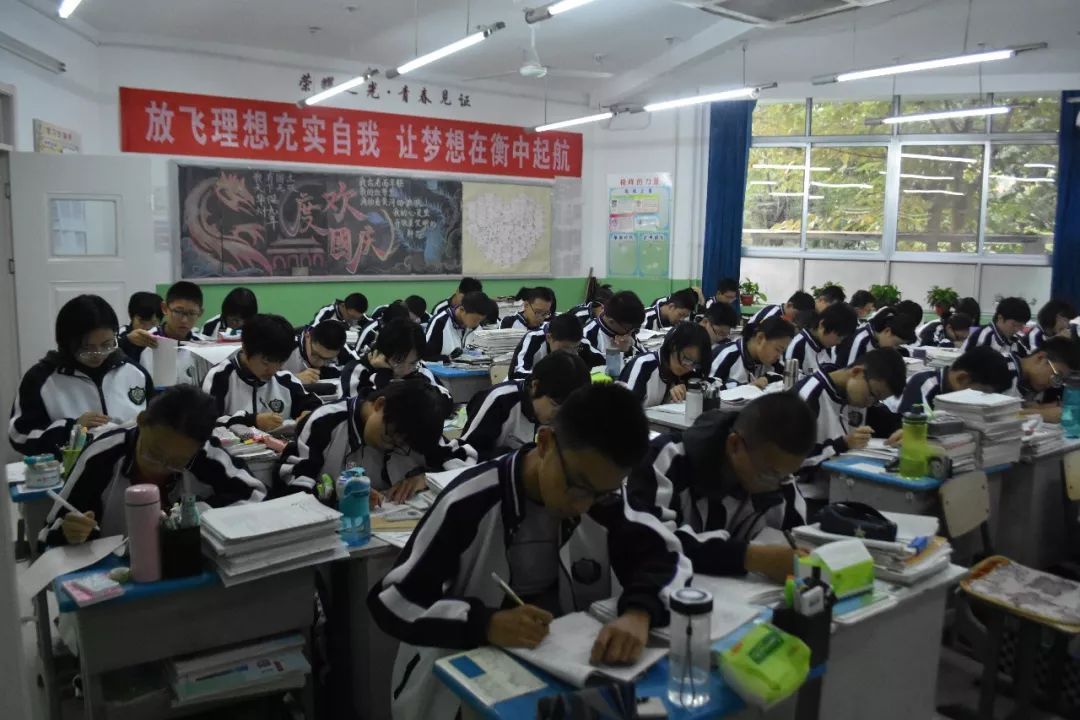 早饭过后，学生开始上自习。