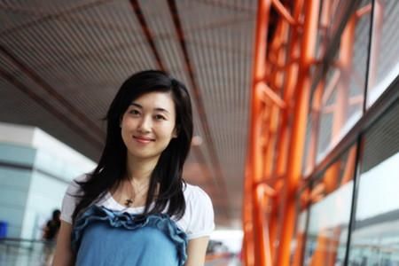 央视《海峡两岸》美女主持人李红,结婚后仍美