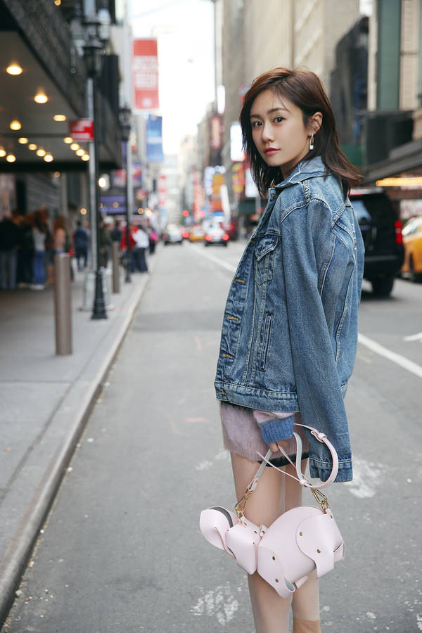 刘芸曝最新纽约街拍 修长美腿散发少女情怀 刘芸曝最新纽约街拍 修长美腿散发少女情怀