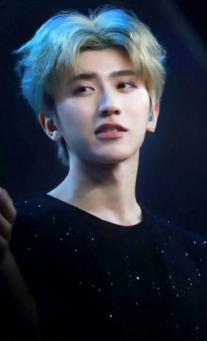 蔡徐坤初中照片曝光,是名副其实的校草,初中同