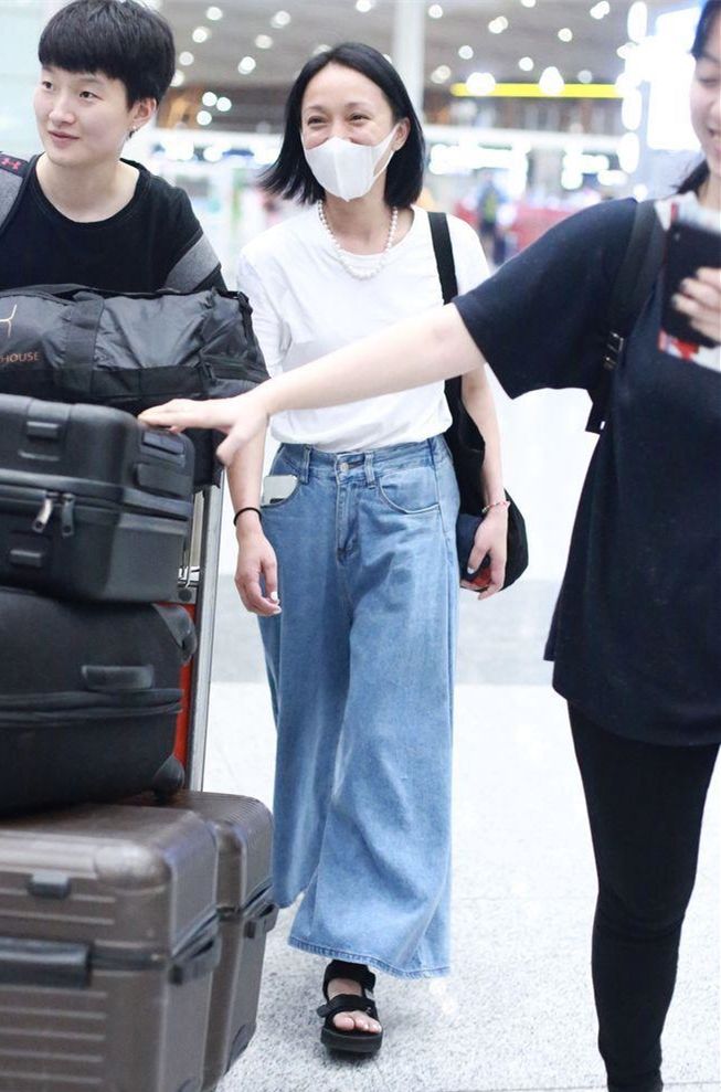 周迅疑似素颜现身机场,白T牛仔裤清爽十足