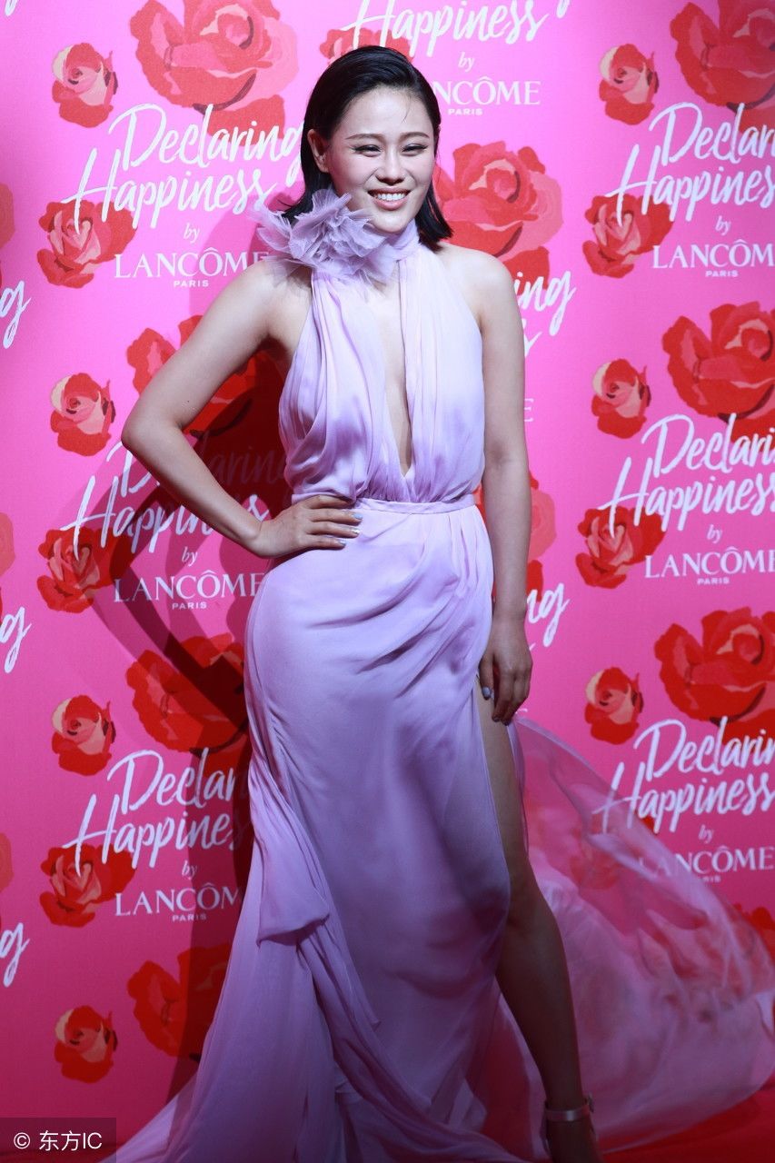 席某活动,网友:唱歌很好听,穿衣品味有待提高!