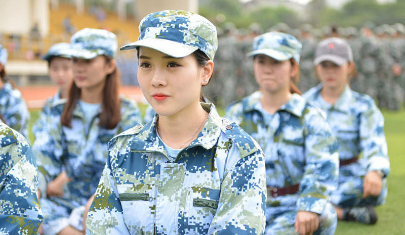 南艺新生军训颜值爆表 如花美貌清纯动人