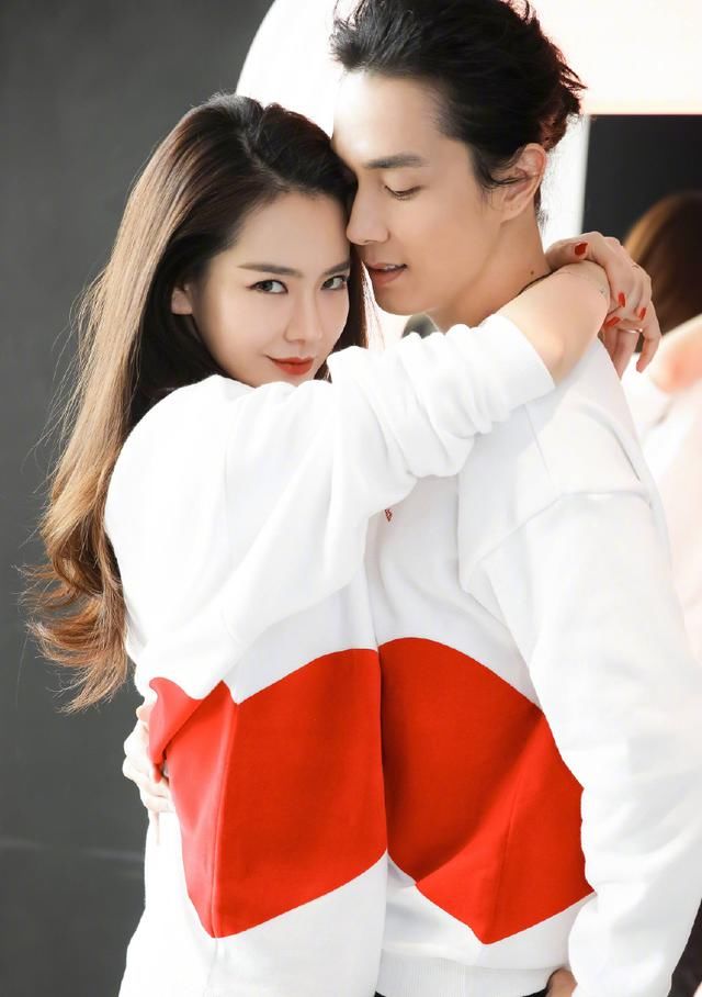 戚薇和老公李承铉穿着情侣小白鞋秀恩爱,不带