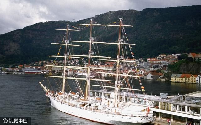 世界最安全的国家,警察上班没事干,工作就是带