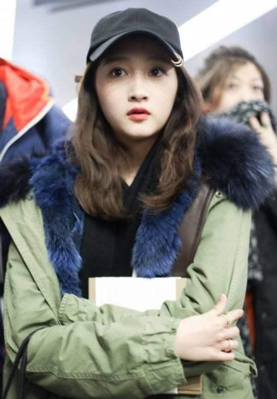 迪丽热巴和关晓彤撞衫,眼尖的网友一眼看出高