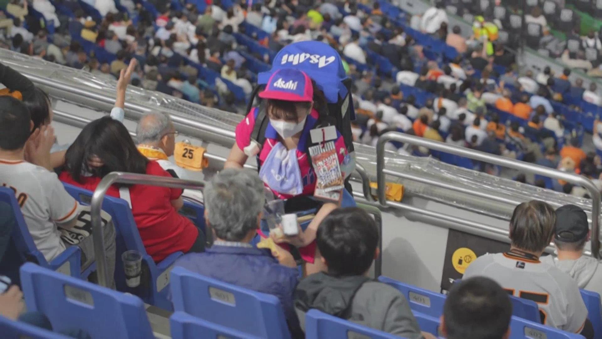 活力十足 看看日本棒球场“啤酒女孩”的工作日常