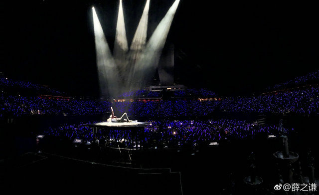 大写的尴尬！薛之谦演唱会遭遇囧事 唱一半打饱嗝笑翻全场