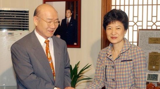 韩国3位前总统集体吃官司 87岁全斗焕今将受审 韩国3位前总统集体吃官司 87岁全斗焕今将受审