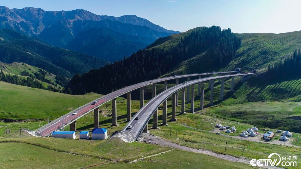 俯瞰果子沟大桥，呈S行蜿蜒山间，多处隧道穿山而过，十分壮观。