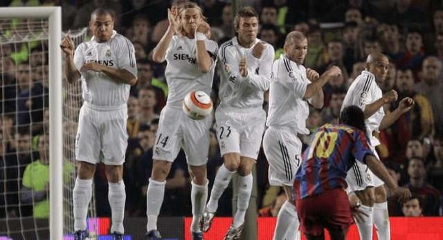 西班牙国家德比经典之战:小罗单挑皇马7巨星,