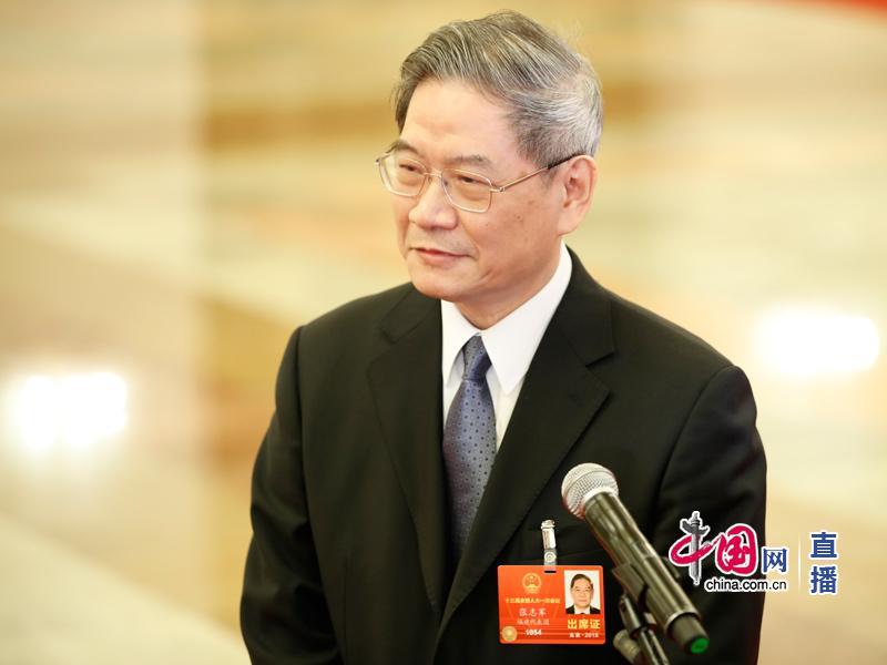 国台办主任张志军表示,两岸关系陷入政治僵局,责任完全在台湾当局,我们多次讲过,大陆对台的大政方针,不会因为台湾政局的变化而改变,我们经常强调,只有回到九二共识,两岸关系上空的乌云才能被驱散。